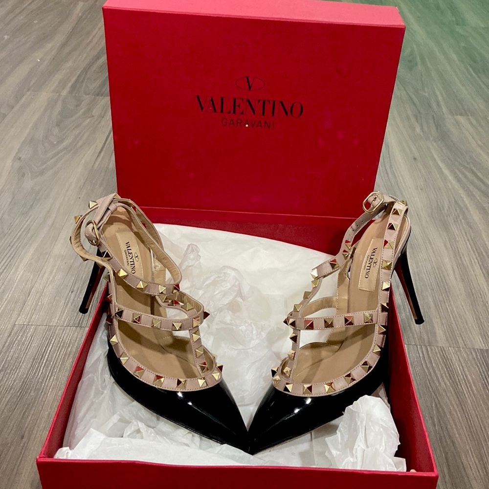 (Slightly Used)Valentino Garavani pebbled leather pump.